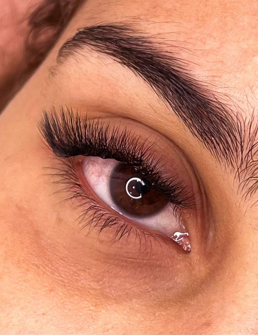 Close de olho com cílios volumosos, trabalho do studio