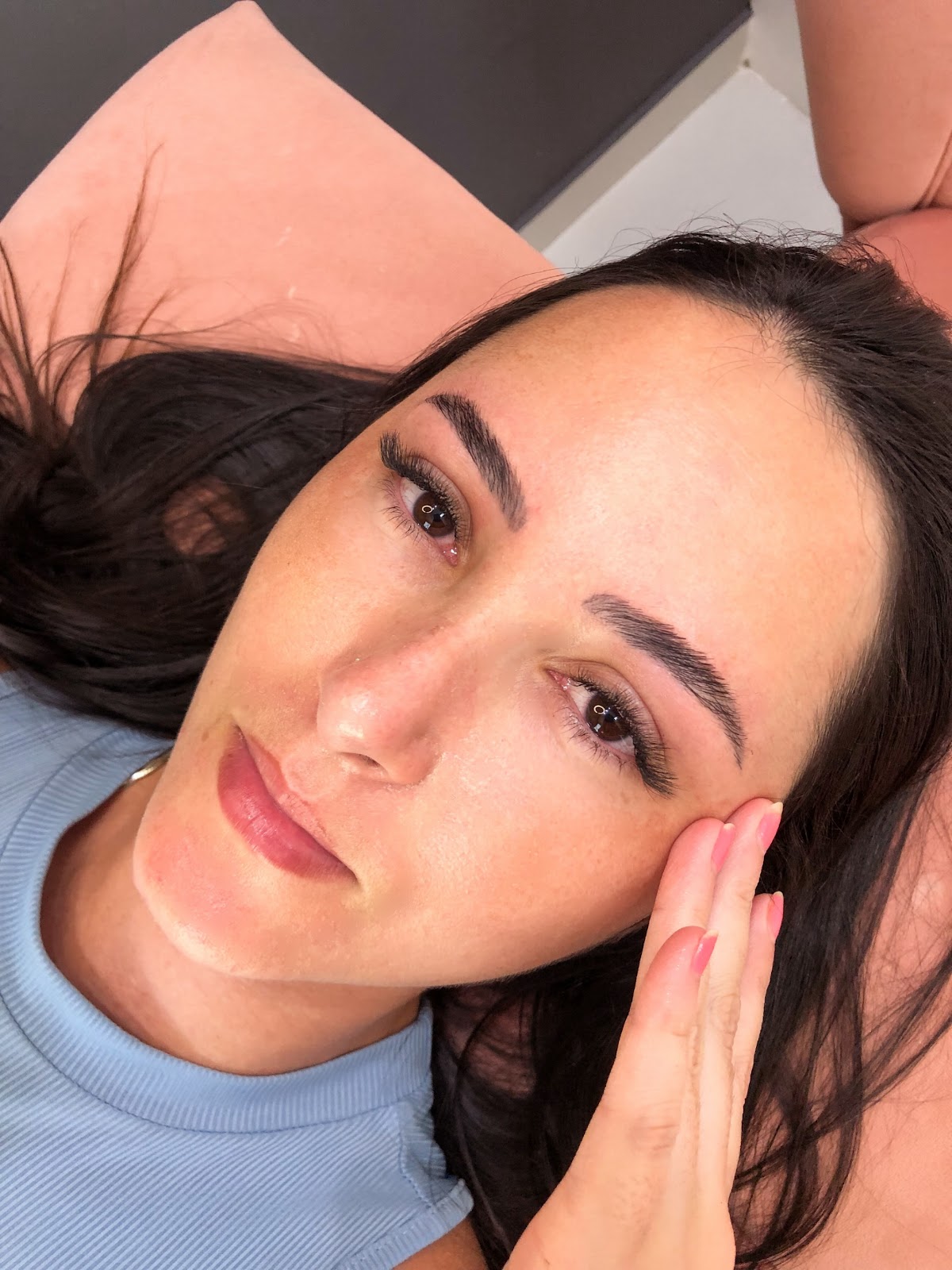 Cliente com o resultado da extensão de cílios, trabalho do studio