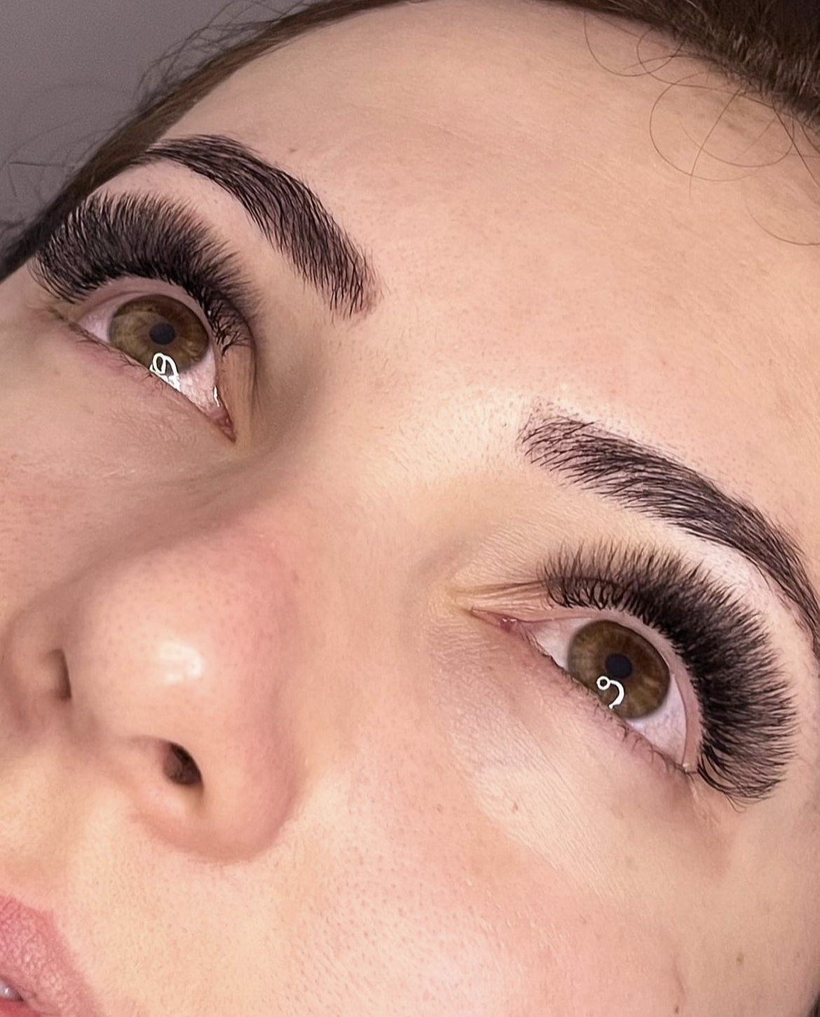 Olhos com extensão de cílios volumosa, trabalho do studio